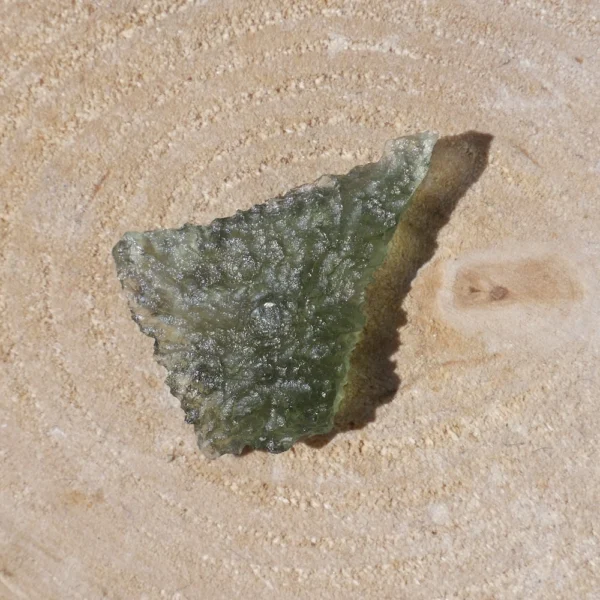 Mooi plat stukje Moldaviet ruw (nr.7) uit Tsjechië van 1,26gram en 27mm lang