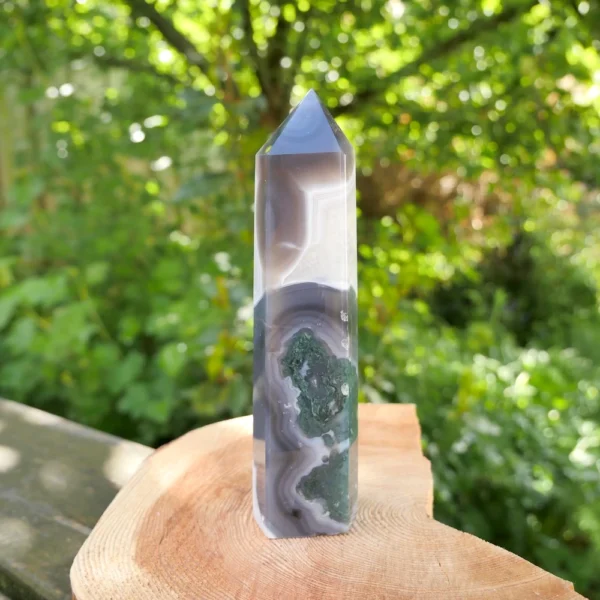 Zeer fraaie mosagaat met bergkristal toren van 14,7cm hoog en mooie tekening
