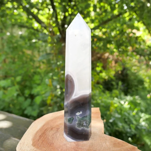 Zeer fraai getekende mosagaat toren met bergkristal en een hoogte van 17cm