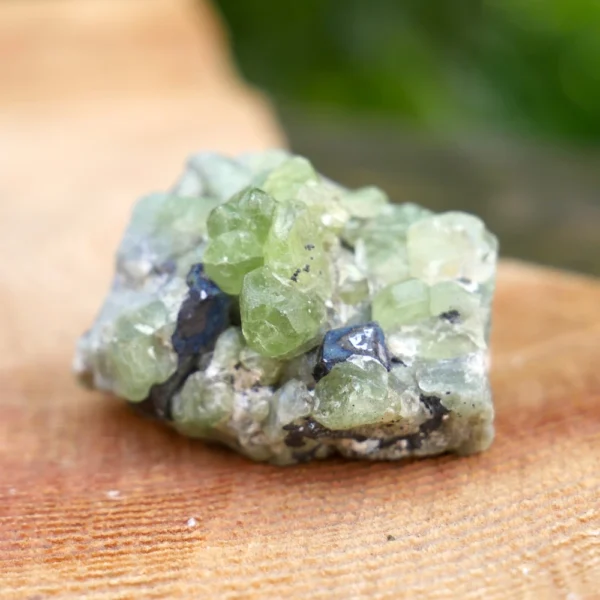 Fraai cluster met peridoot kristallen en magnetiet (nr.3)