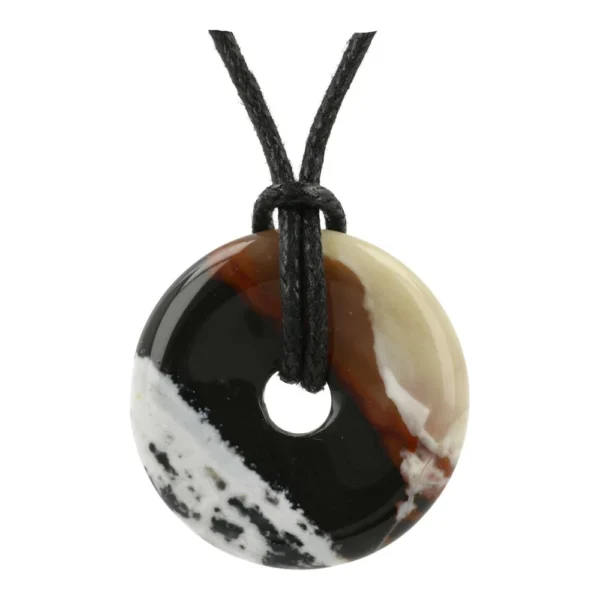 Fraai getekende sardonyx donut hanger met diameter van 3cm aan zwart waxkoord
