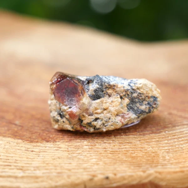 Zirkoon kristal nr4 op matrix van 3cm lang uit Pakistan