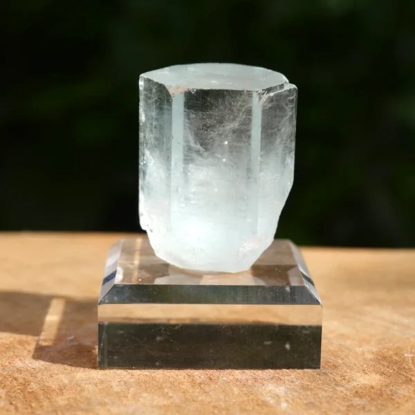 Fraai A-kwaliteit aquamarijn kristal nr5 uit Pakistan op plexiglas voetje