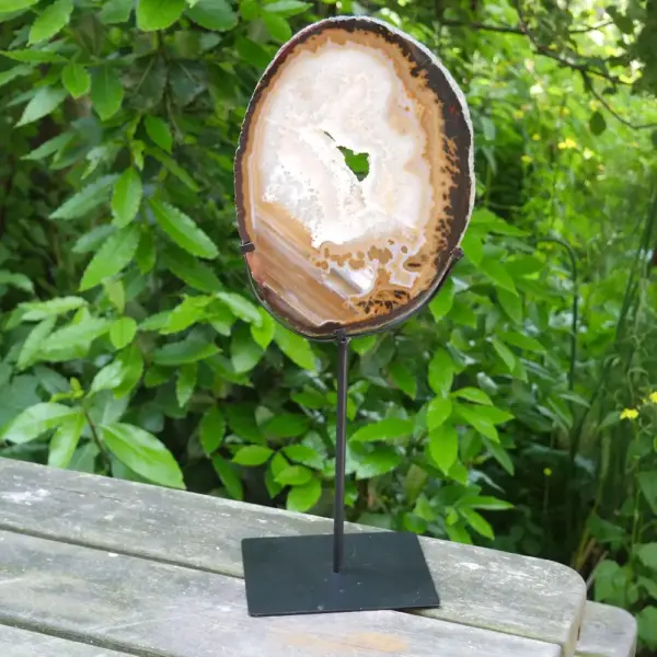 Fraaie agaat op standaard van 44cm hoog met bijzondere tekening en fijne energie
