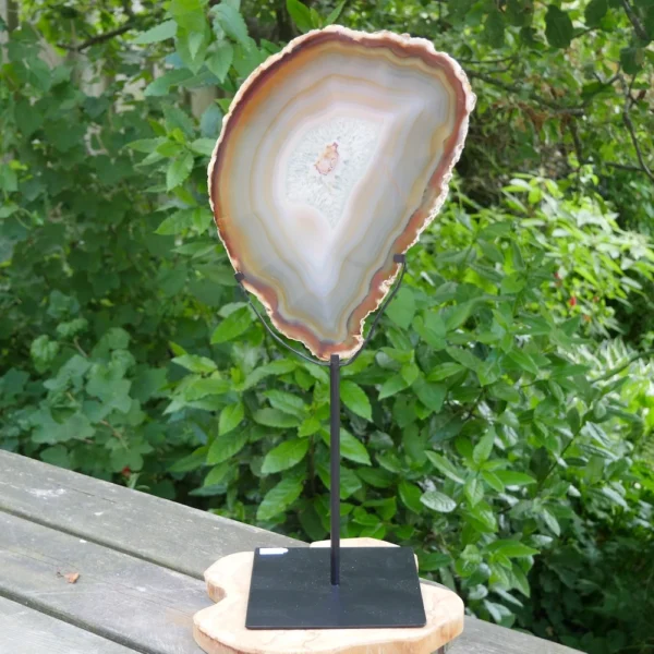 Fraaie agaat schijf op metalen Standaard van 48cm hoog