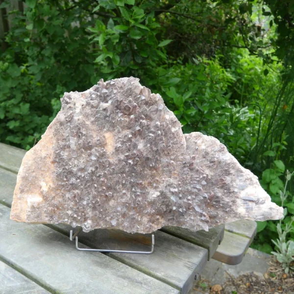 Fraai groot bergkristal met hematiet cluster XL van 52cm breed en zeer fijne energie