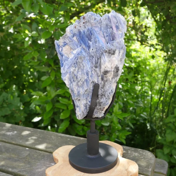 Prachtige grote blauwe kyaniet XL op luxe standaard van 38cm hoog