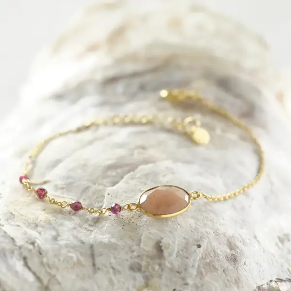 Promising maansteen met granaat golfplaten armband van A Beautiful Story