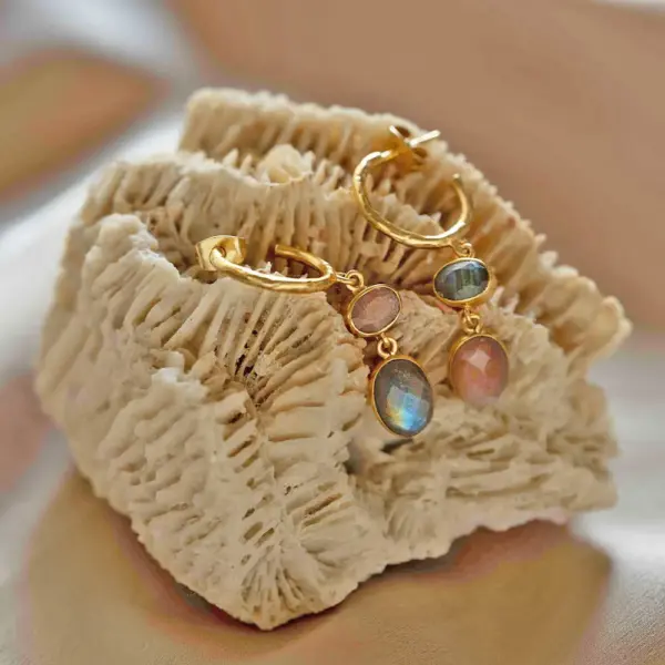 Fraaie gold plated oorbellen met maansteen en labradoriet 'Shimmering' van A Beautiful Story