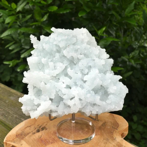 Fraaie lichtgroene prehniet ruw van 18cm breed op standaard