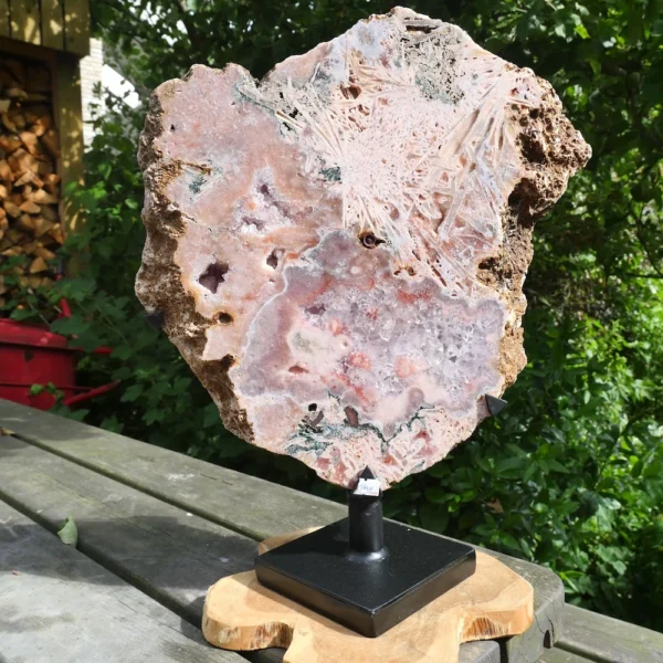 Zeer mooie roze amethist op standaard met anhydriet en een hoogte van 41cm