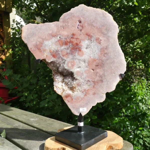 Zeer fraaie roze amethist op standaard van 41cm hoog