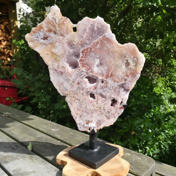 Zeer fraaie roze amethist op standaard van 47cm hoog met mooie tekening en kristallen