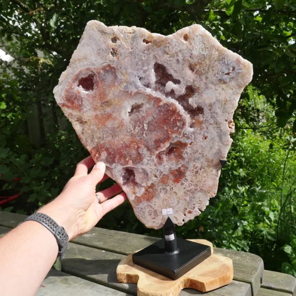 Zeer fraaie grote roze amethist op standaard van 49cm hoog
