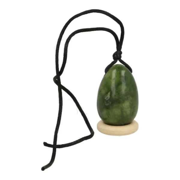 Mooi klein serpentijn yoni ei van 30x20mm op houten ring en met gaatje