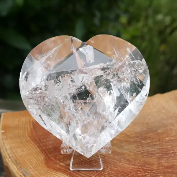 Fraai helder bergkristal hart facet geslepen met een breedte van 75mm