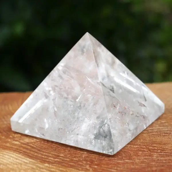 Fraaie bergkristal piramide met breedte van 47mm (nr.1)