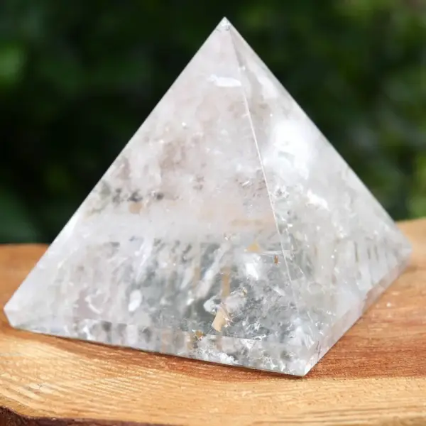 Fraaie bergkristal piramide met een grondvlak van 75x73mm en 67mm hoog uit Brazilië