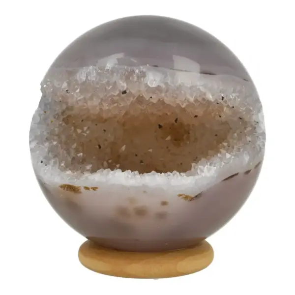 Fraaie agaat geode bol met diepe holte en 58mm diameter op houten ring