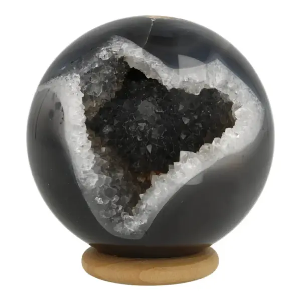 Unieke agaat geode bol met diametr van 60mm op houten ring