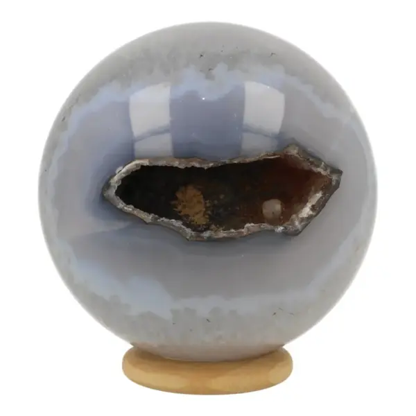 Fijne agaat geode bol met diameter van 66mm op houten ring en holte met kristallen