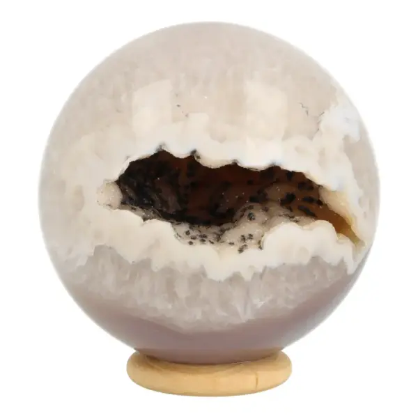 Fraaie agaat geode bol met witte hoge met kristallen en een diameter van 69mm op houten ring