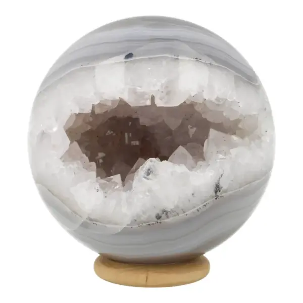 Fraaie agaat geode bol met diameter van 70mm op houten ring en grote opening met heldere bergkristal