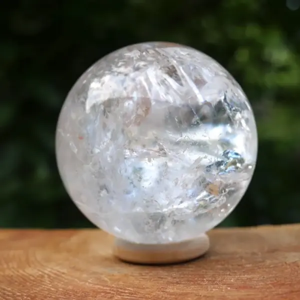 Fraaie heldere bergkristal bol met diameter van 67mm uit Brazilië