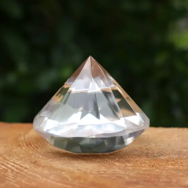 Fraaie bergkristal diamant van facet geslepen heldere bergkristal en een diamanten van 45mm