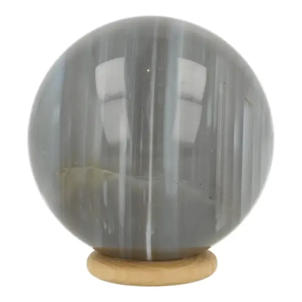 Fraaie grijze Botswana agaat bol et diameter van 62mm op houten ring