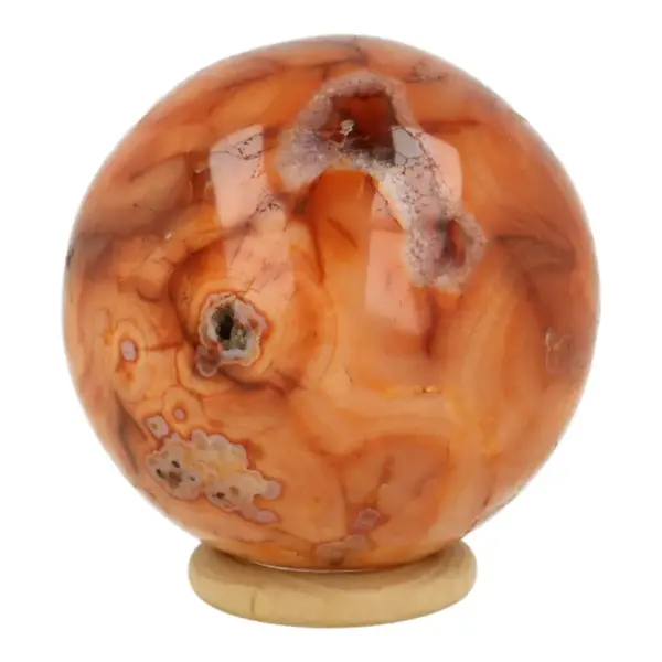 Bijzondere carneool bol met diameter van 62mm op houten ring