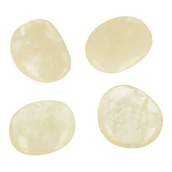 Fraaie honingcalciet zaksteen van 3,5-4,5cm lang en 1cm dik