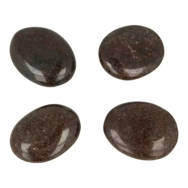 Fijne granaat knuffelsteen van ongeveer 6cm lang