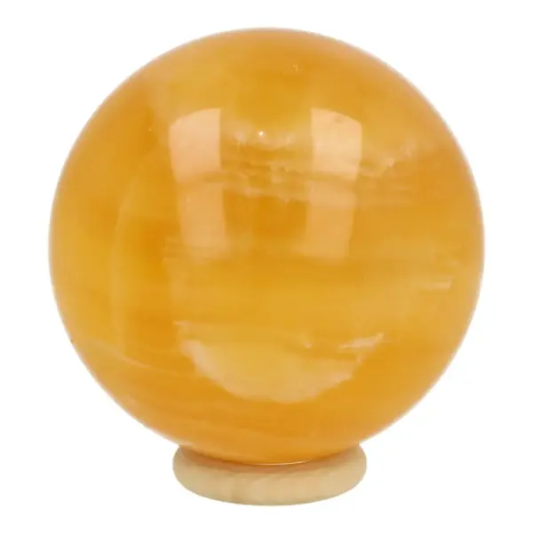 Mooie frisse oranje calciet bol met diameter van 64mm op houten ring