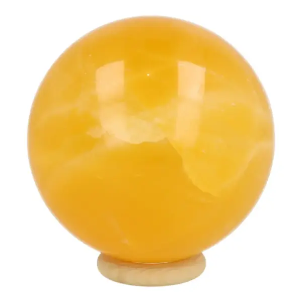 Fraaie oranje calciet bol met diameter van 65mm op houten ring
