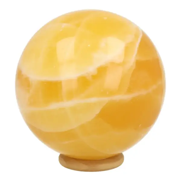 heerlijke oranje calciet bol met diameter van 75mm op houten ring