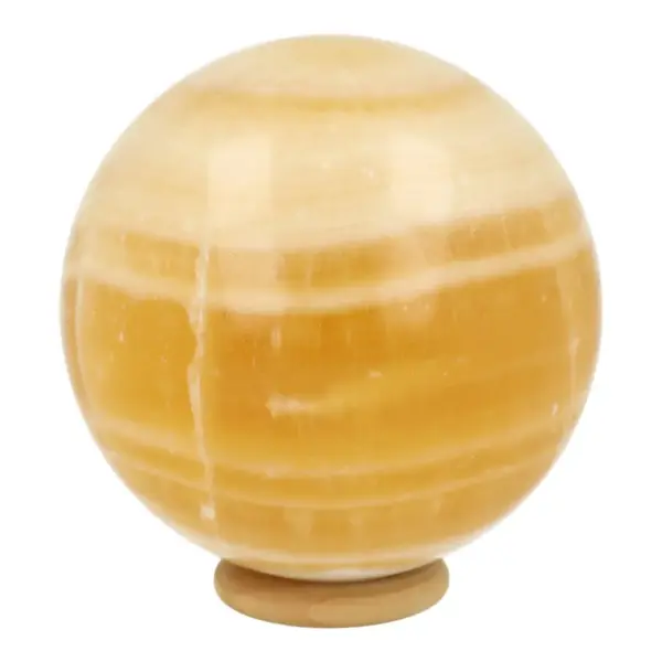 Mooie gestreepte oranje calciet bol met diameter van 76mm op houten ring