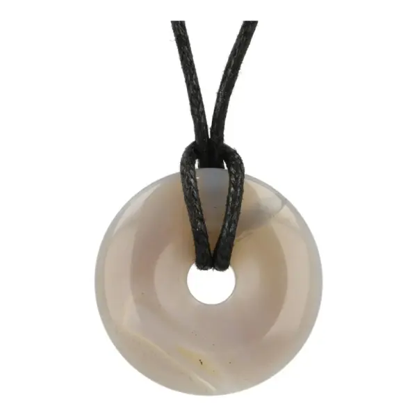 Fraaie grijze agaat donut hanger van 3cm diameter aan zwart waxkoord met mooie transparantie en tekening
