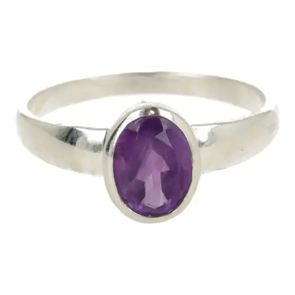 Fraaie amethist ring in zilver met een facet geslepen amethist van 5x7mm