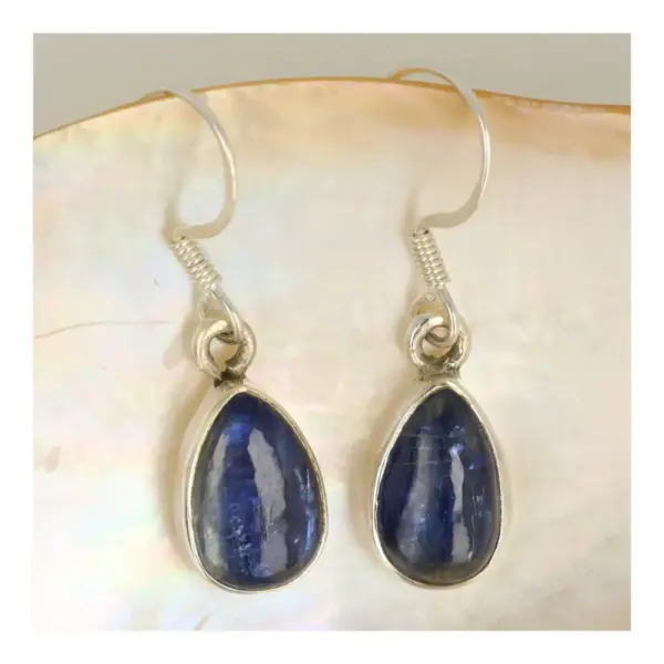 Fraaie donkere blauwe kyaniet oorbel in zilver met druppelvormige kyaniet van 11x6mm