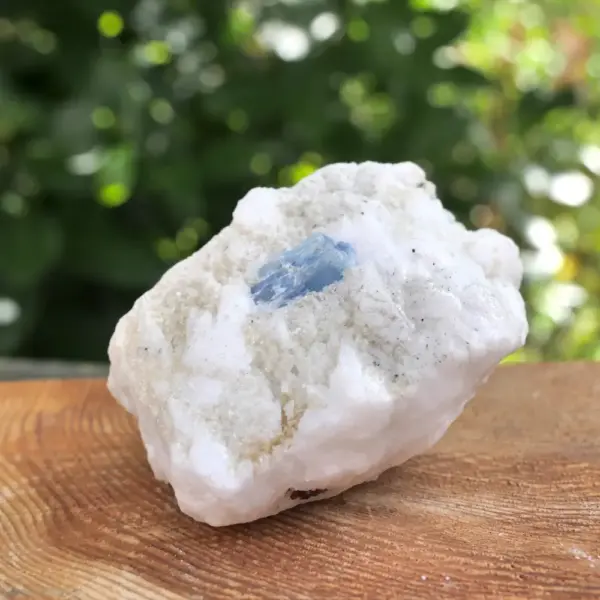 Blauwe toermalijn kristal op matrix (nr.1), ook wel indigoliet genoemd