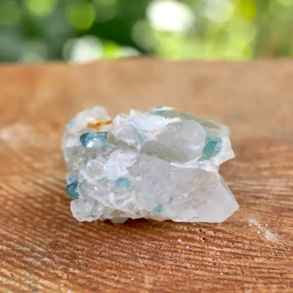 Leuk stukje kwarts met blauwe toermalijn kristallen (nr.3)