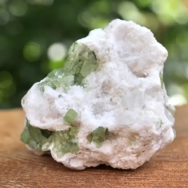 Fraai cluster met groene toermalijn kristallen (nr.3)