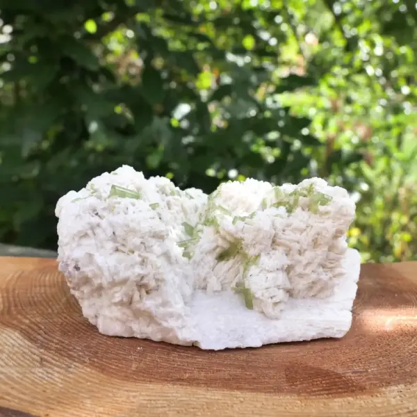Fraai groot cluster met groene toermalijn op orthoklaas kristal (nr.3) uit Pakistan