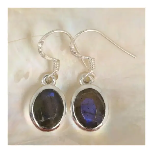 Fraaie labradoriet oorbellen in zilver met facet geslepen ovale labradoriet van 5x7mm