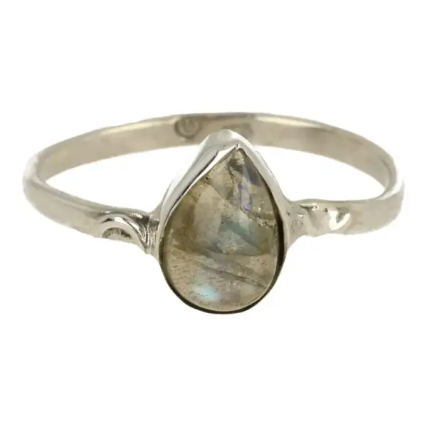 Leuke labradoriet ring in zilver met druppelvormige labradoriet van 8x5mm