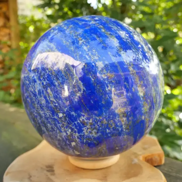Topkwaliteit lapis lazuli bol met diameter van maar liefst 17cm op houten ring