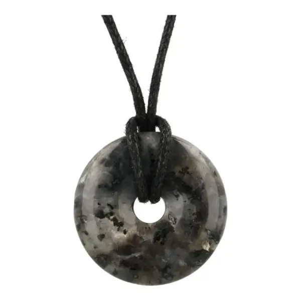 Mooi grijs met zilveren larvikiet donut hanger van 3cm diameter aan zwart waxkoord