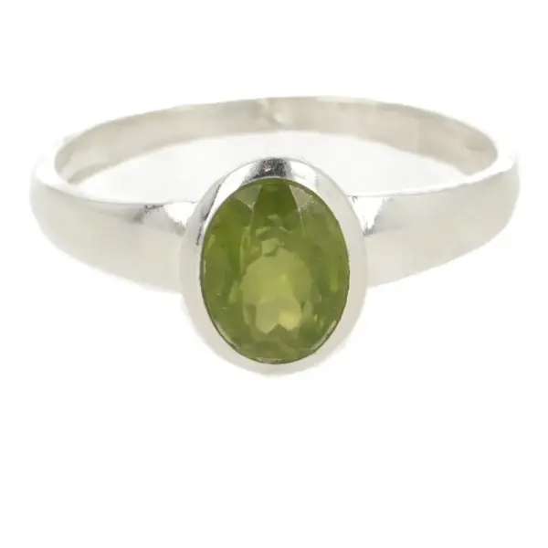 Fraaie heldergroene peridoot ring in zilver met facet geslepen peridoot van 7x5mm