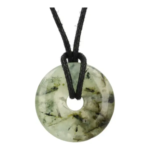 Fraaie groene prehniet donut hanger met diameter van 3cm aan zwart wakoord
